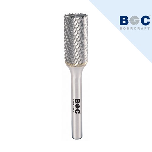 Metalni cilindrični frezer BOC s oštrim zubima i logotipom na stabljici, namijenjen preciznom bušenju.