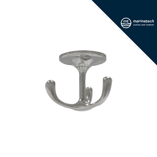 Trostruka kukica za montažu na strop promjera 66 mm, izrađena od nehrđajućeg čelika, s logotipom "Marinetech" u gornjem desnom kutu.