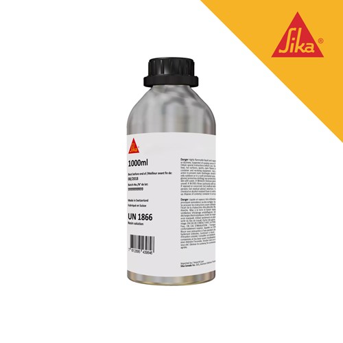 SikaTack-Panel primer 1/1: metalna boca od 1000 ml sa etiketom i UN 1866 oznakom, na žutoj pozadini sa Sika logotipom.