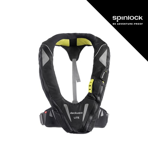 Crni Deckvest Lite 170N od Spinlocka, s žutim detaljima i logotipom na prednjoj strani.
