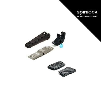Servisni kit za SPINLOCK XA sastoji se od crnih i sivih komponenti, uključujući nosače i pločice, s logotipom Spinlock u gornjem desnom kutu.