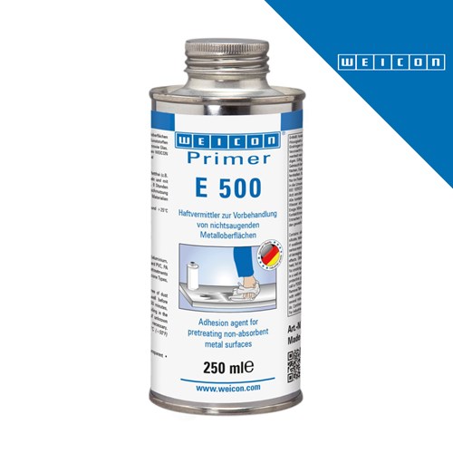 Metalni limenki WEICON Primer E 500 od 250 ml, namenjen za pripremu neapsorbirajućih metalnih površina, sa plavim i belim etiketama i logotipom proizvođača na dnu.
