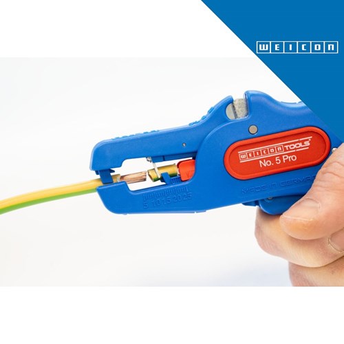 Plavi profesionalni alat za odvajanje žica WEICONTOOLS No. 5 Pro, dizajniran za rad s žicama od 0,2 do 16,0 mm², prikazan u akciji s žicom koja se odvaja.