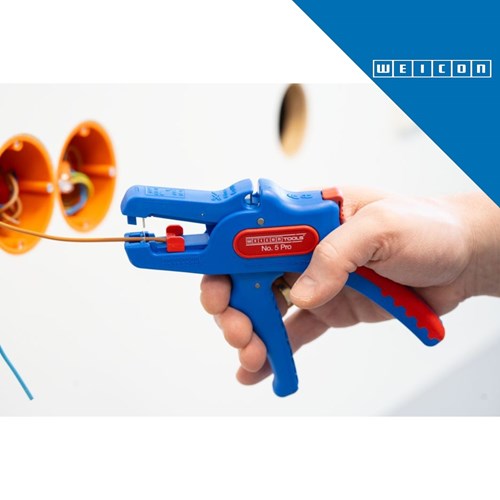 Plava ručka WEICON Wire Stripper No.5 PRO u akciji, precizno skida izolaciju s bakrene žice za električne instalacije.