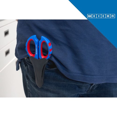 Moderna električna škara WEICONTOOLS XL s plavim i crvenim ručkama i crnim držačem, elegantno umetnuta u džep tamno plave košulje, spremna za svakodnevnu upotrebu.