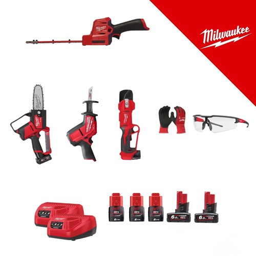 Kompletni set profesionalnih Milwaukee M12 alata za vrt, uključujući motokosilicu, motopilu, motopile, rukavice i naočale, uz četiri baterije i punjače.